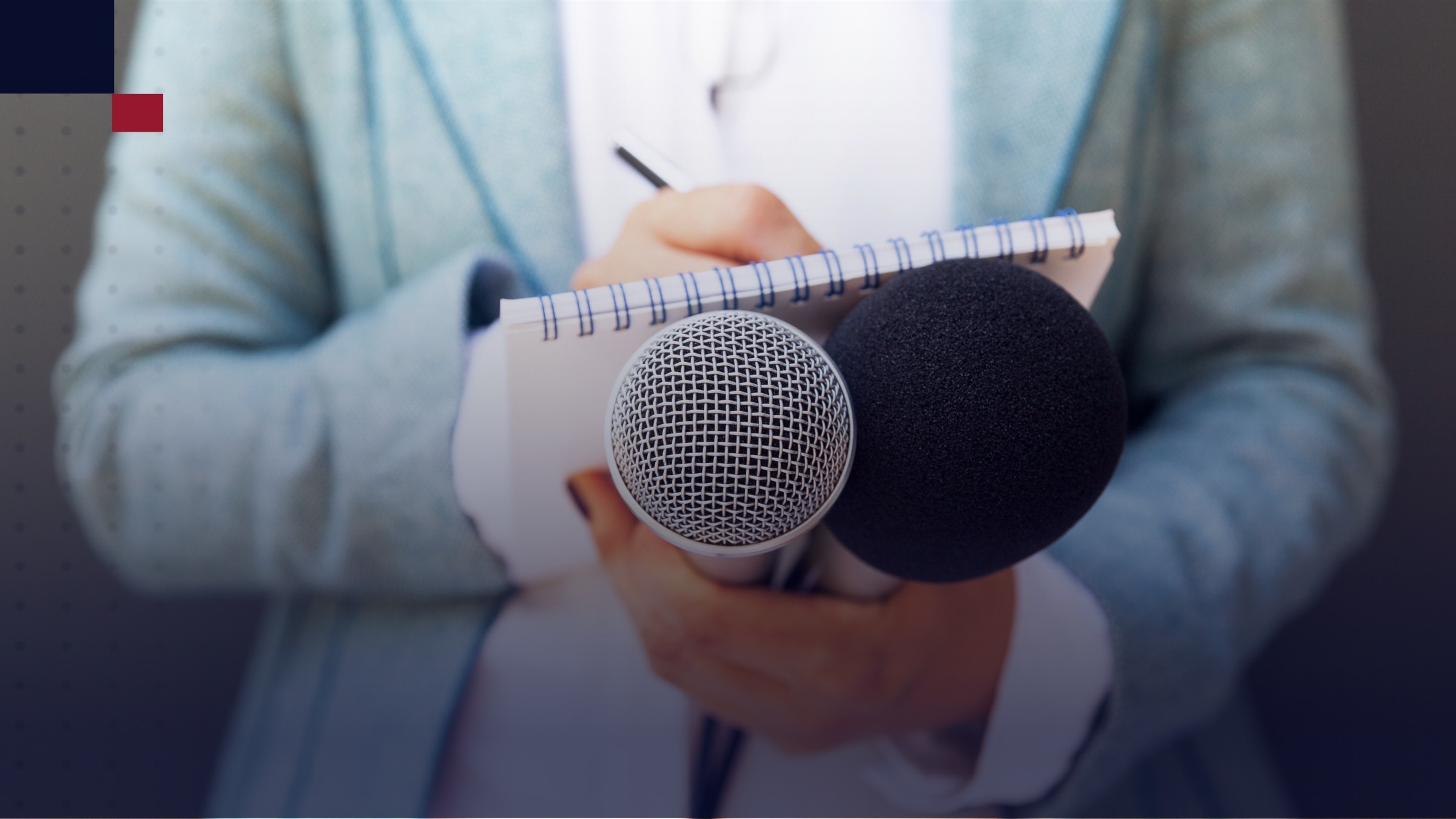 estudiante comprobando su tfg de periodismo comprado